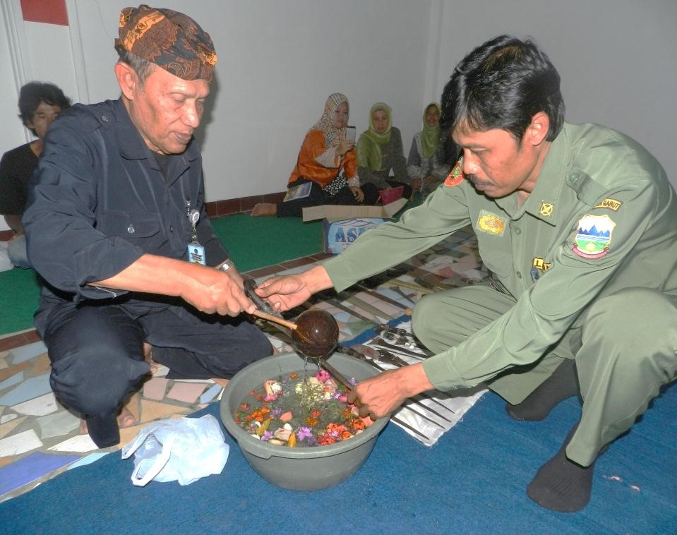 SIRAMAN PUSAKA DI MAKAM SUNAN CIPANCAR